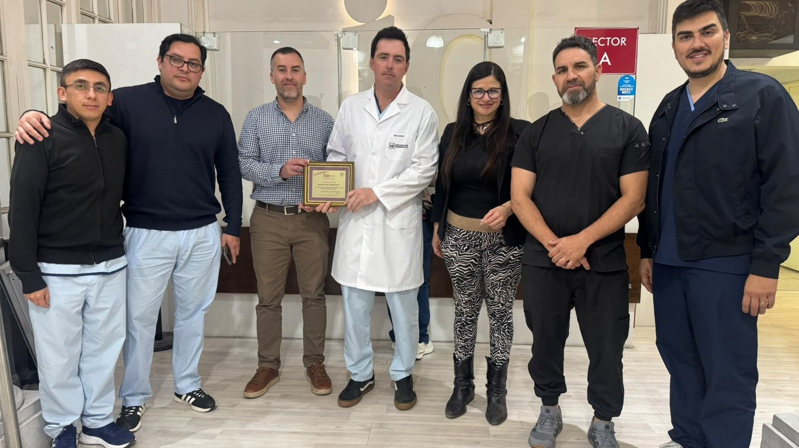 Entrega de placa de reconocimiento al Insituto del Diagnóstico